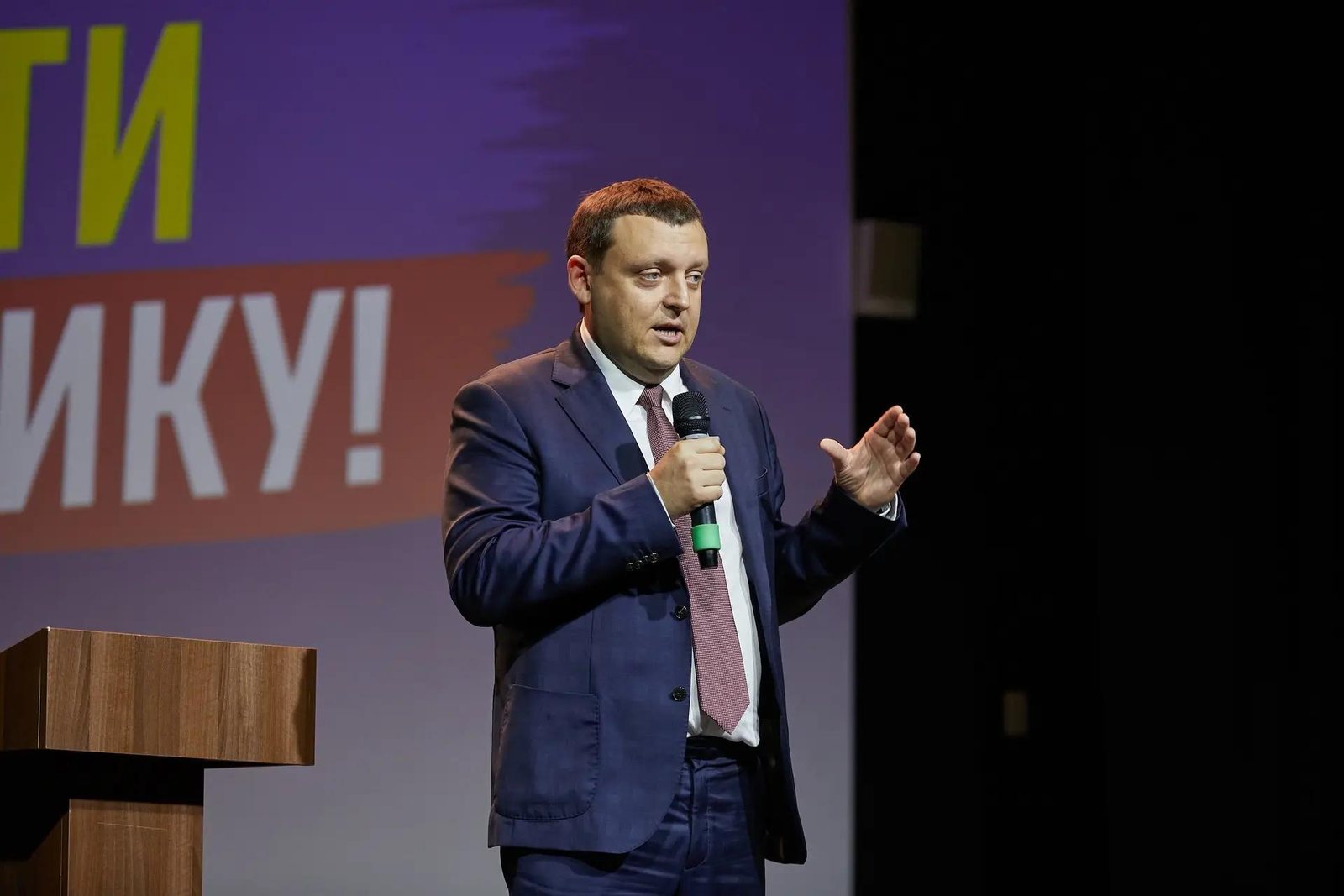 Владимир Кузнецов выступает с микрофоном
